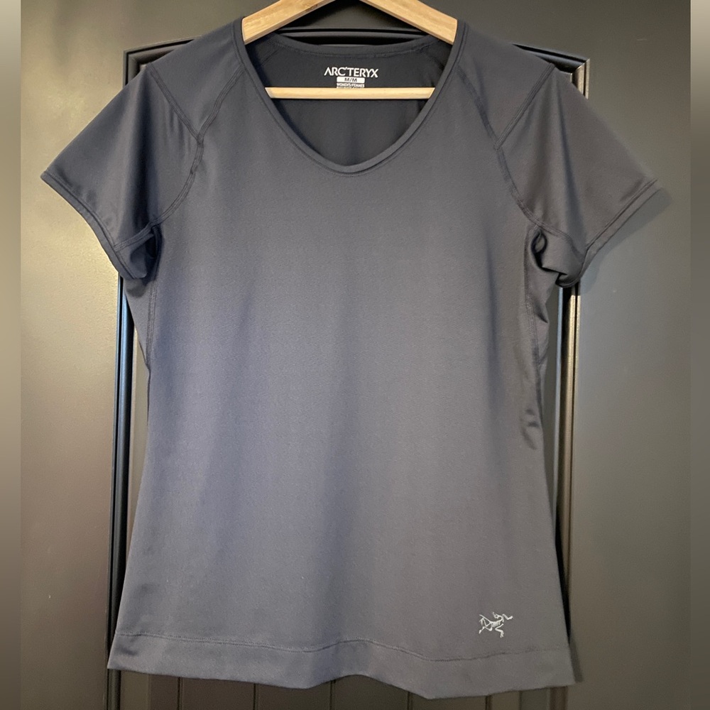 Arc’teryx Medium Navy short sleeve athletic performance tee